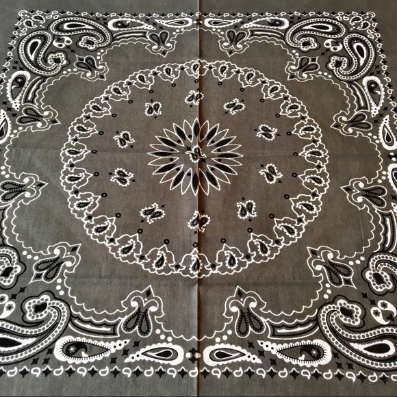 NWOT Gray bandana/ face mask 😷 - Picture 2 of 5